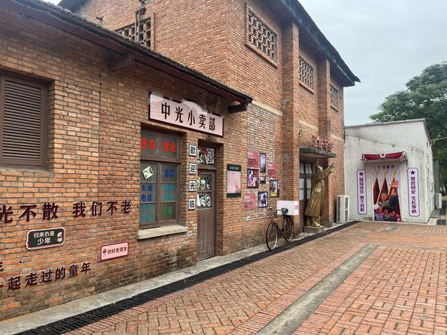 388三线文化纪念馆外墙的文创文图。记者万建辉 摄