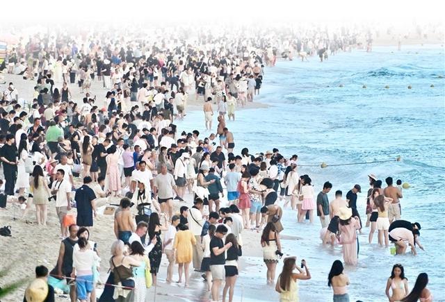 国庆期间,大东海旅游区人山人海。