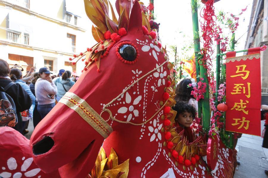 这是2月7日在墨西哥首都墨西哥城拍摄的参加马年生肖装饰大赛暨巡游表演的作品。墨西哥首都墨西哥城历史中心区7日举行马年生肖装饰大赛暨巡游表演，吸引上万名民众到场观看，近距离感受中国马年春节的浓厚节庆氛围。新华社发（弗朗西斯科&middot;卡涅多摄）
