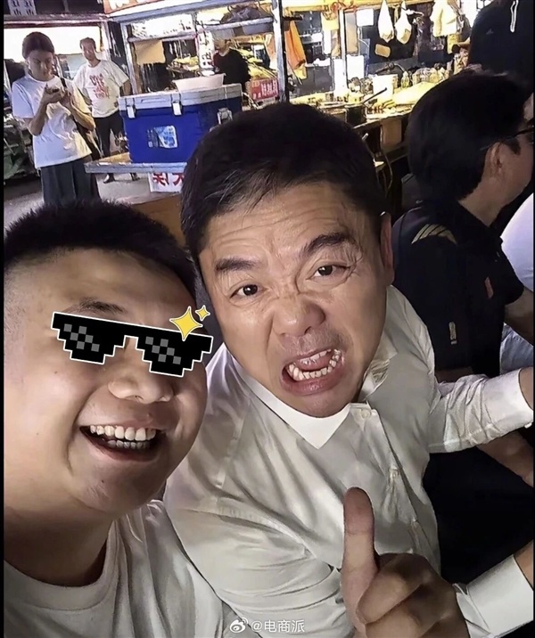 刘强东深夜现身福州路边摊 嗦螺蛳粉狂炫小龙虾