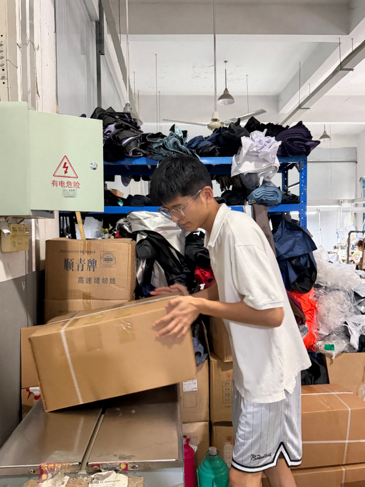 何青云在自家工厂干活