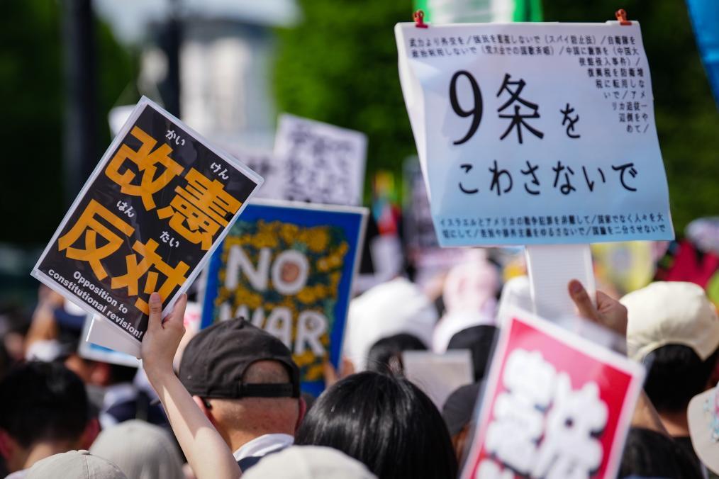 4月19日，人们在位于日本东京的国会议事堂周围参加抗议活动，呼吁守护和平宪法。日本超3万民众19日下午聚集在国会议事堂周围，强烈抗议高市早苗政府的修宪企图，呼吁守护宪法。新华社记者 贾浩成 摄
