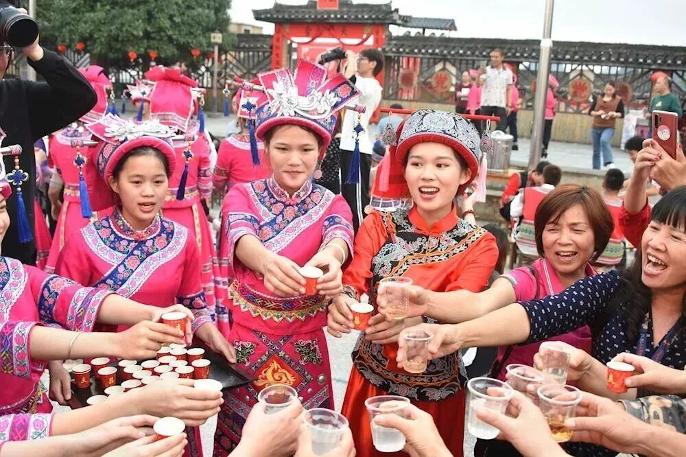 依饭节盛况.jpg