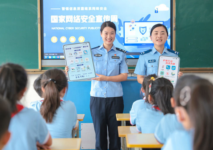 在山东省荣成市府新小学教室内，辖区民警通过案例讲解为学生们普及网络安全和防诈骗知识（2025年9月15日摄）。新华社发（李信君摄）