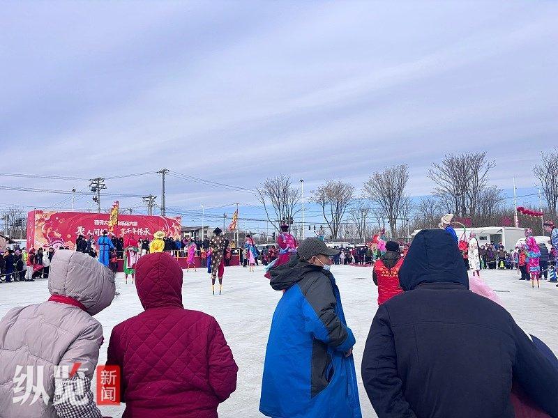 集市上正在进行民俗表演。王潇/摄