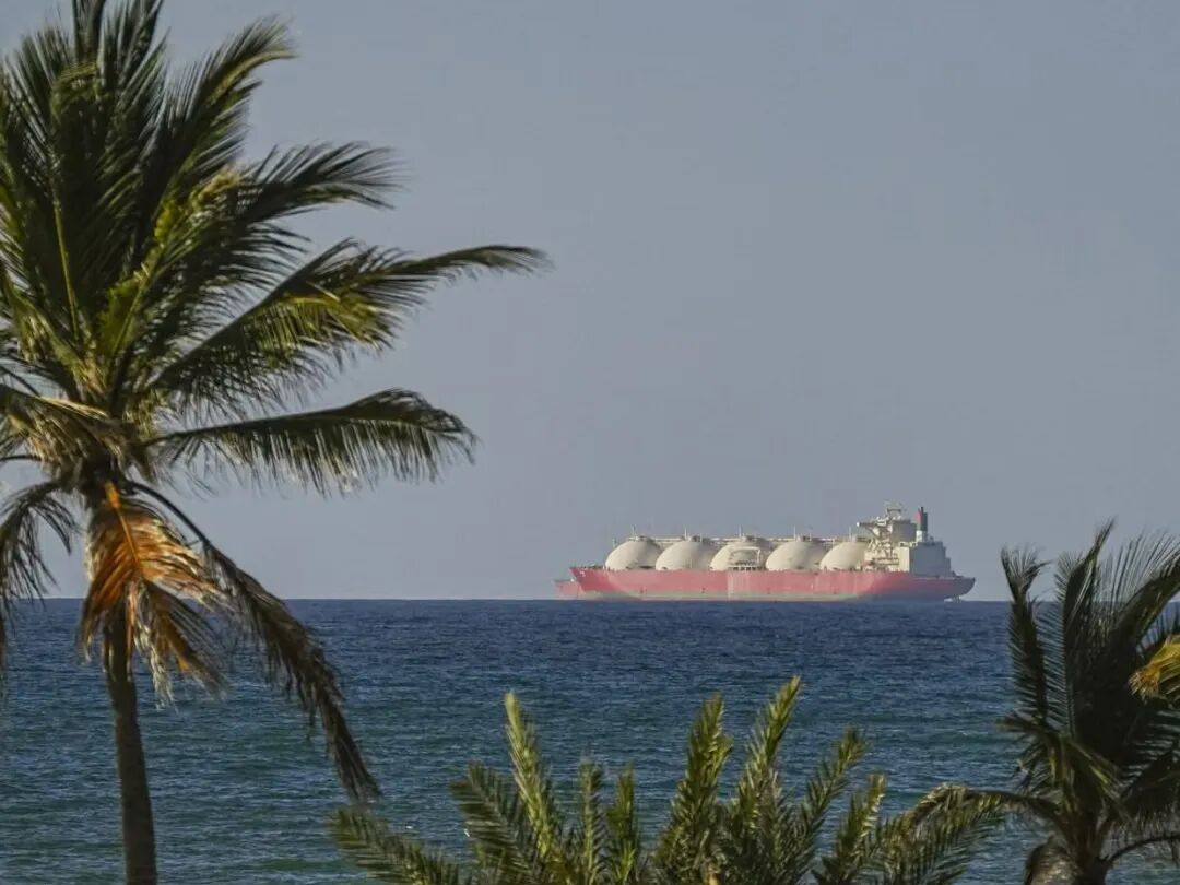 关键时刻，特朗普发了一个全世界猜不透的帖子