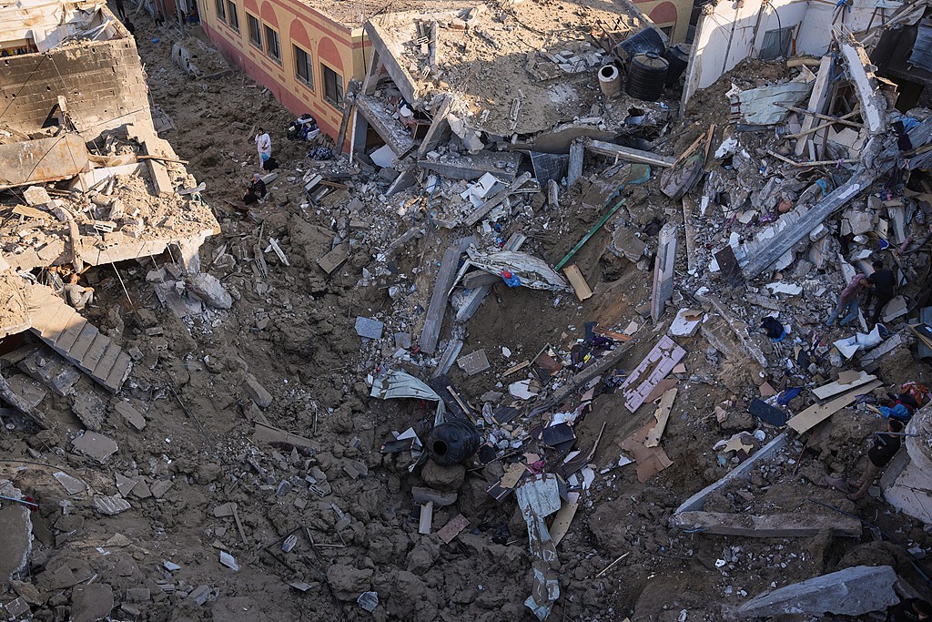 当地时间29日,以色列空袭加沙地带代尔拜拉赫,一些建筑被严重摧毁。(视觉中国)