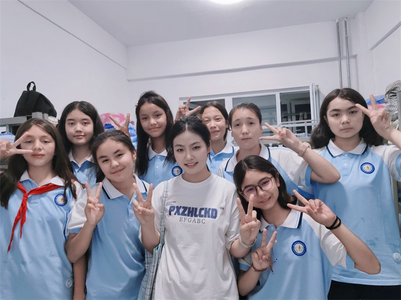 结束支教工作,刘杨金慧与学生合影。受访者供图
