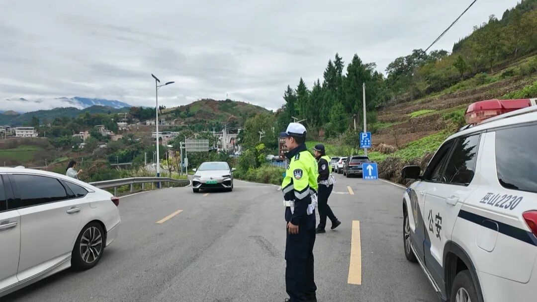 交管部门在重要路段定点值守.jpg