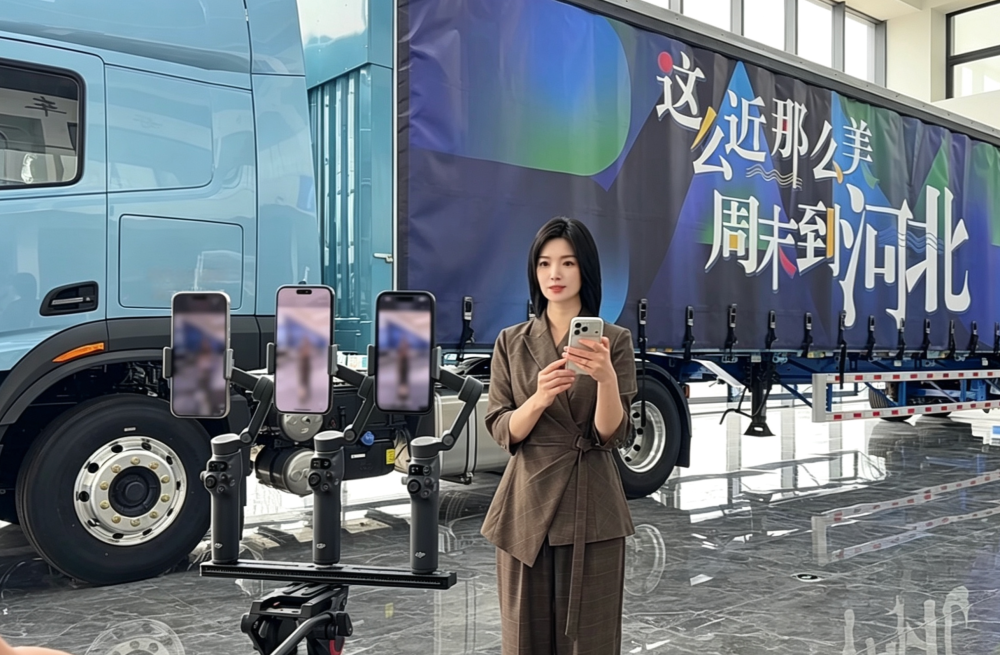 6月26日，河北伯昂汽车销售服务有限公司的主播在直播讲解卡车性能。新华社记者 赵鸿宇 摄