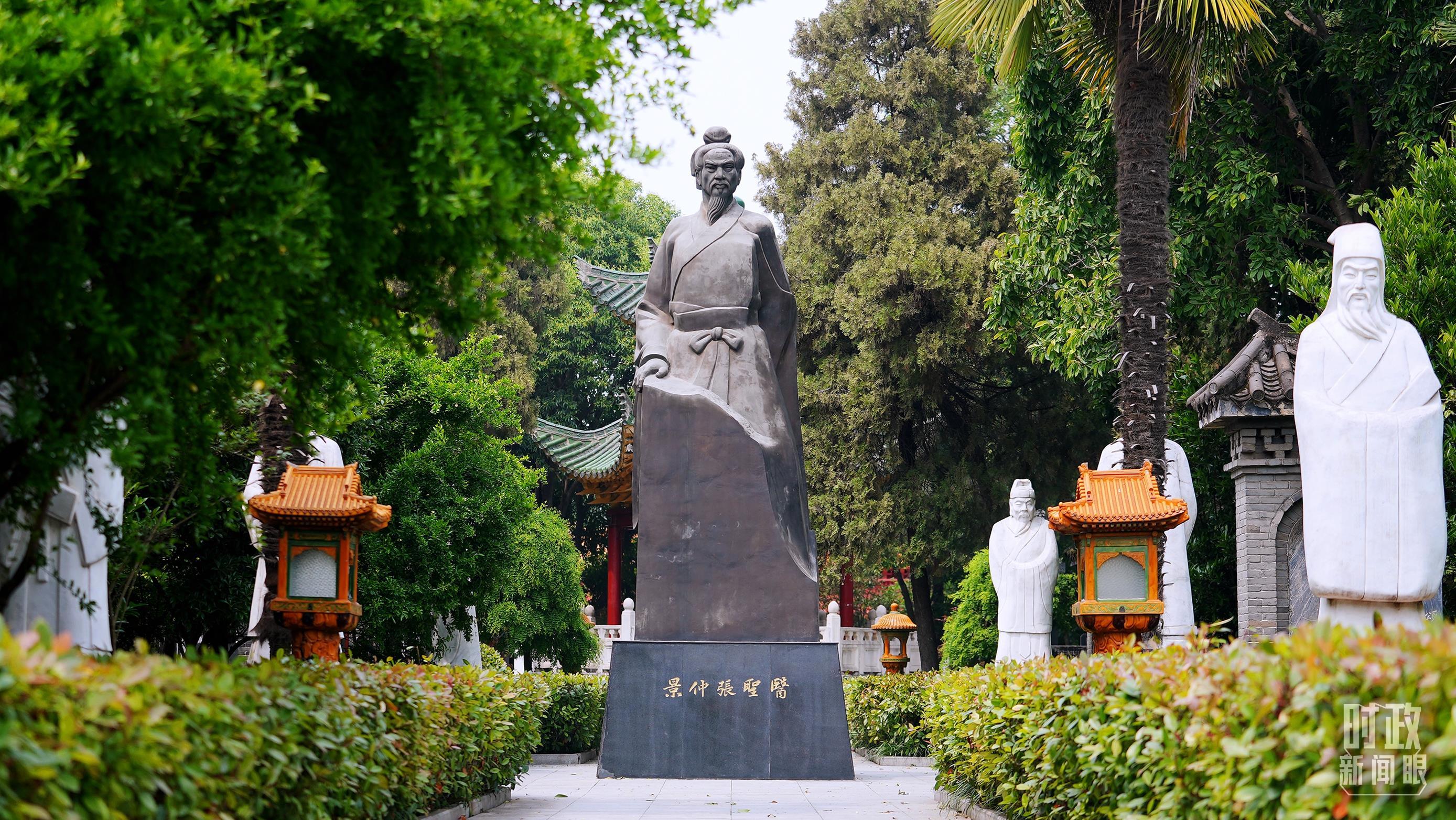 △医圣祠内的张仲景雕像。(总台央视记者张宇拍摄)