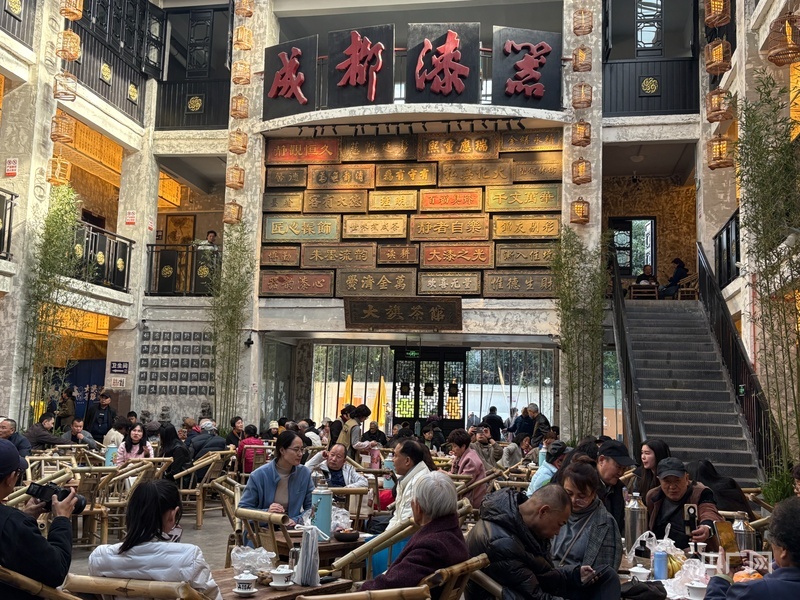 成都老旧漆器厂变茶馆，吸引众多消费者（央广网记者 唐诗敏 摄）