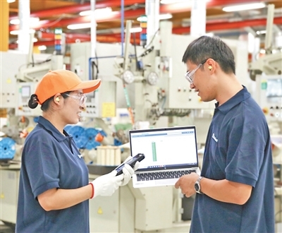 贝卡尔特沈阳工厂内,技术人员正在进行技术交流。贝卡尔特沈阳工厂供图