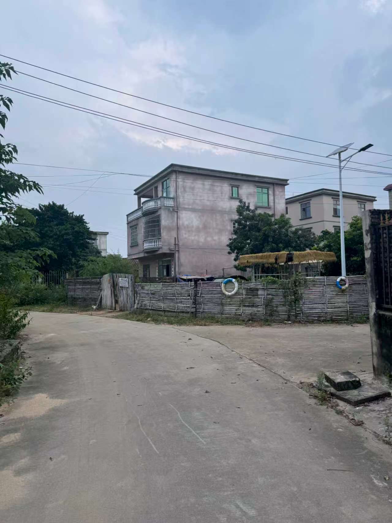 “梅姨”第一任丈夫所在的小渔村,多数村民有自己的自建房 澎湃新闻记者 闫海龙 摄