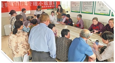 江苏镇江市世业镇卫生院家庭医生团队为村民讲解慢病防治知识。世业镇卫生院供图
