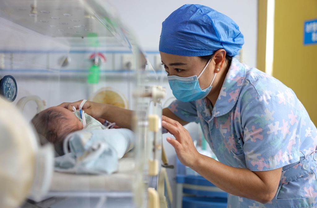10月1日,护士在贵州省铜仁市玉屏侗族自治县人民医院新生儿科护理新生儿。新华社发(胡攀学 摄)