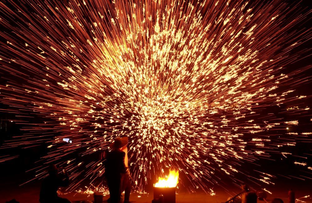 ↑ 2月14日，在河南省安阳市内黄县文化体育中心，民间艺人表演打铁花。新华社发（刘肖坤摄）