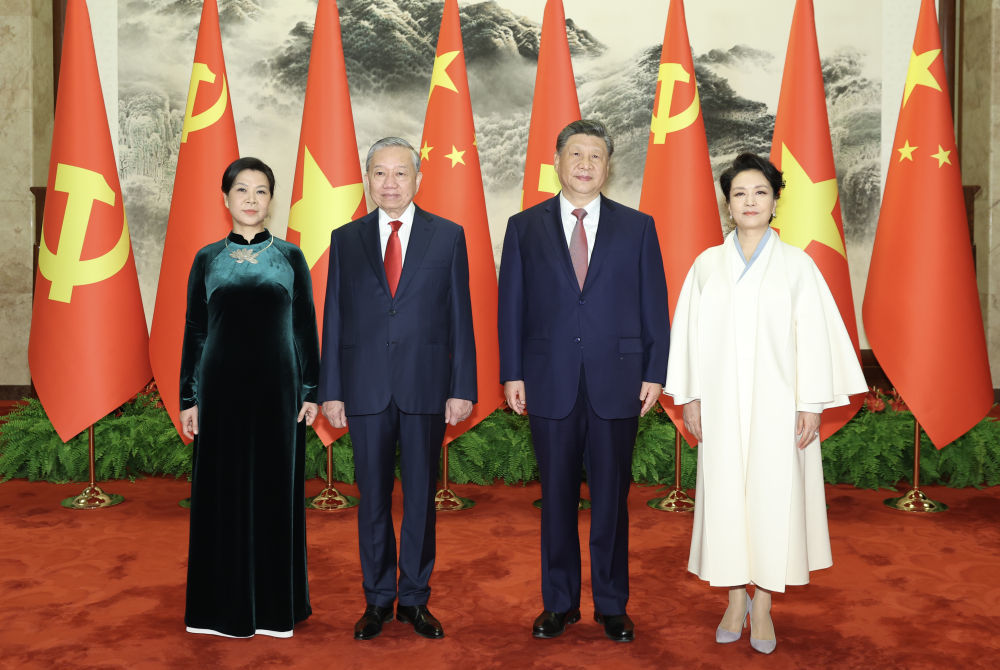 4月15日上午,中共中央总书记、国家主席习近平在北京人民大会堂同来华进行国事访问的越共中央总书记、国家主席苏林举行会谈。这是会谈前,习近平和夫人彭丽媛同苏林和夫人吴芳璃合影。新华社记者 黄敬文 摄