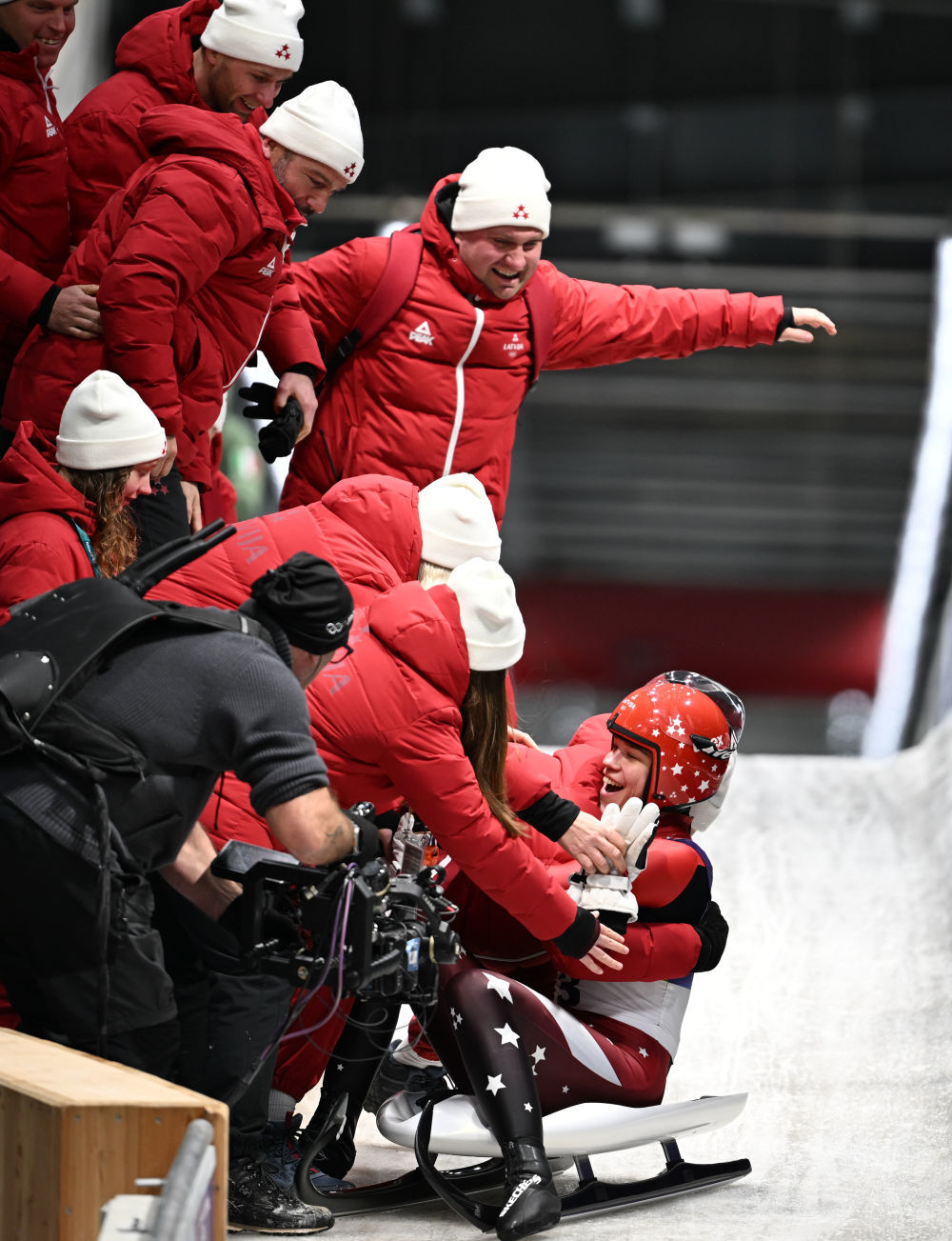 2月10日，拉脱维亚选手博塔（后）在雪橇项目女子单人赛后庆祝。新华社记者 连漪 摄