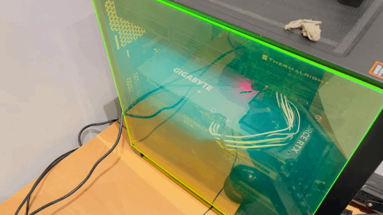 PC玻璃突然炸了!玩家换辐射绿亚克力 效果意外爆火