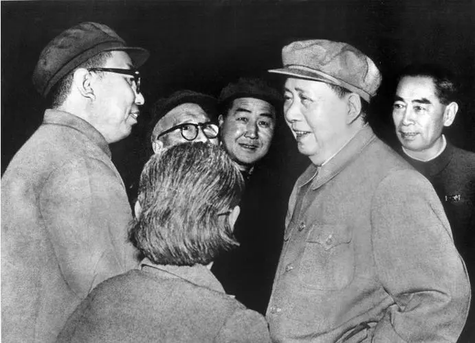 1968年10月1日,毛泽东、周恩来与华国锋在天安门城楼上亲切交谈。