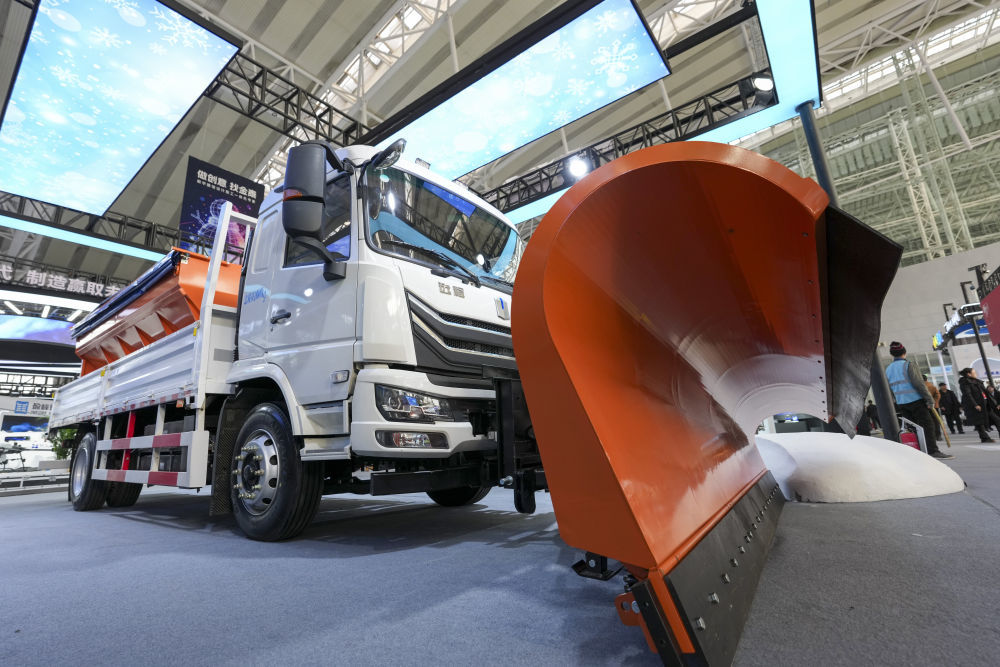 这是2026年1月6日在2026哈尔滨国际冰雪经济博览会展会拍摄的大型清雪设备展品。