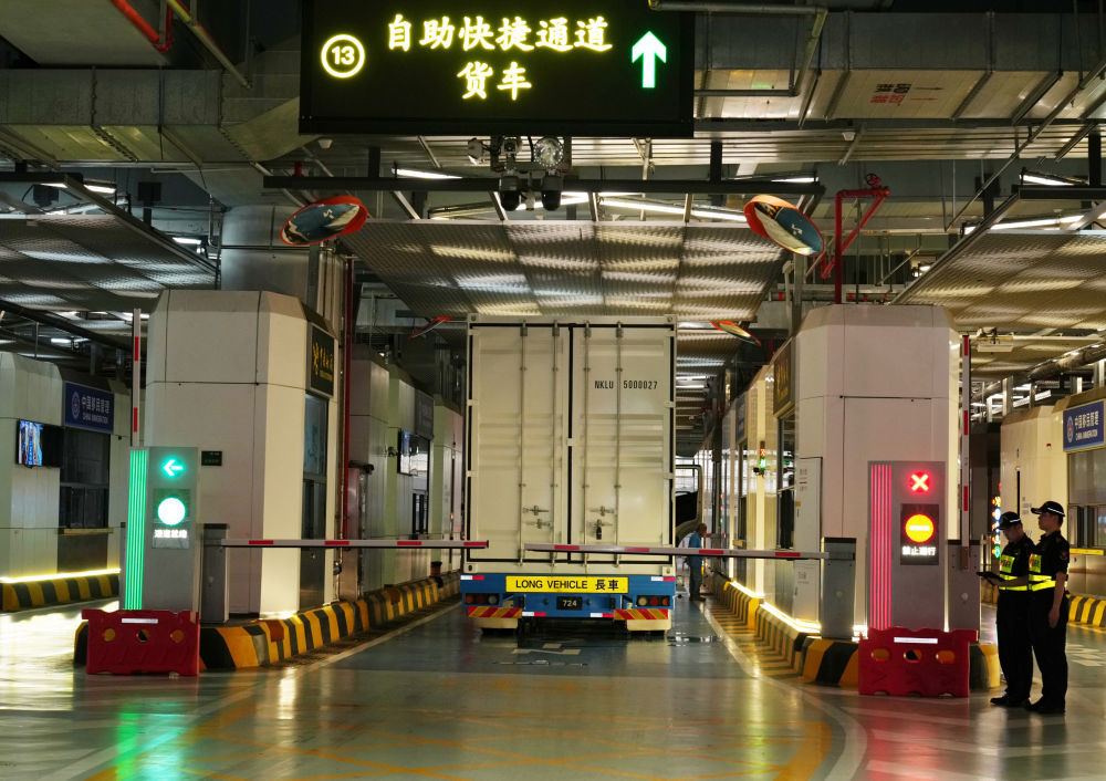 8月26日，装载首单打板货物的跨境货车经横琴口岸出境。新华社发
