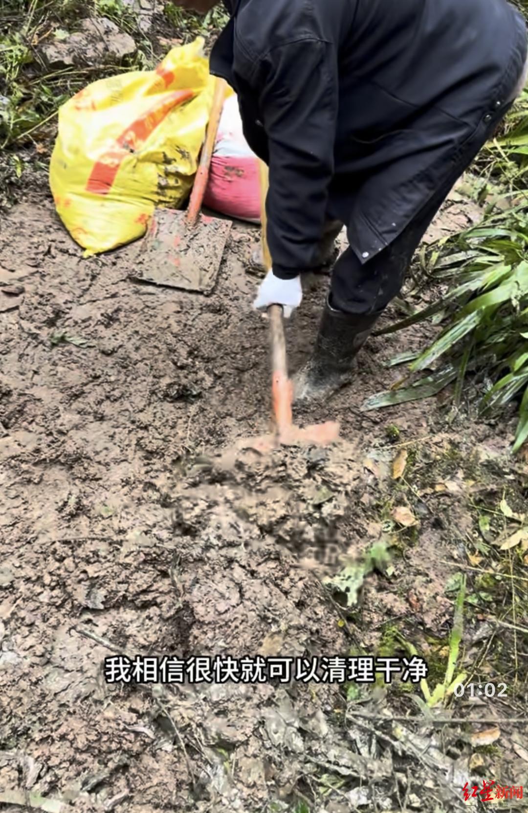 ▲当地正在清污