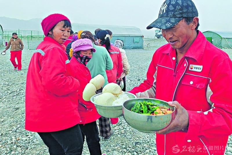 4月20日，工人在吐西三维地震采集项目综合营地打饭。