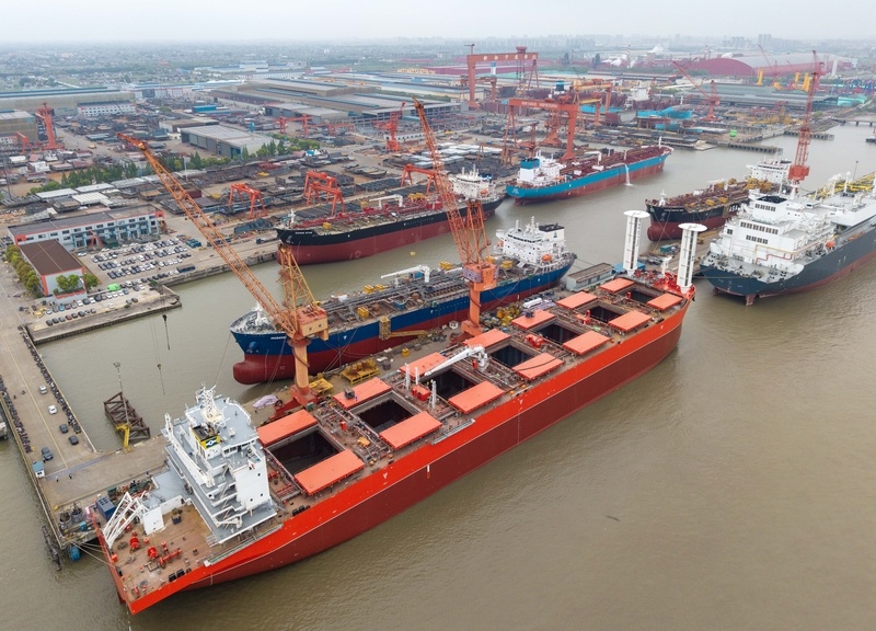2026年4月20日，江苏靖江新扬子造船有限公司厂区，多艘大型船舶加紧建造。 IC Photo