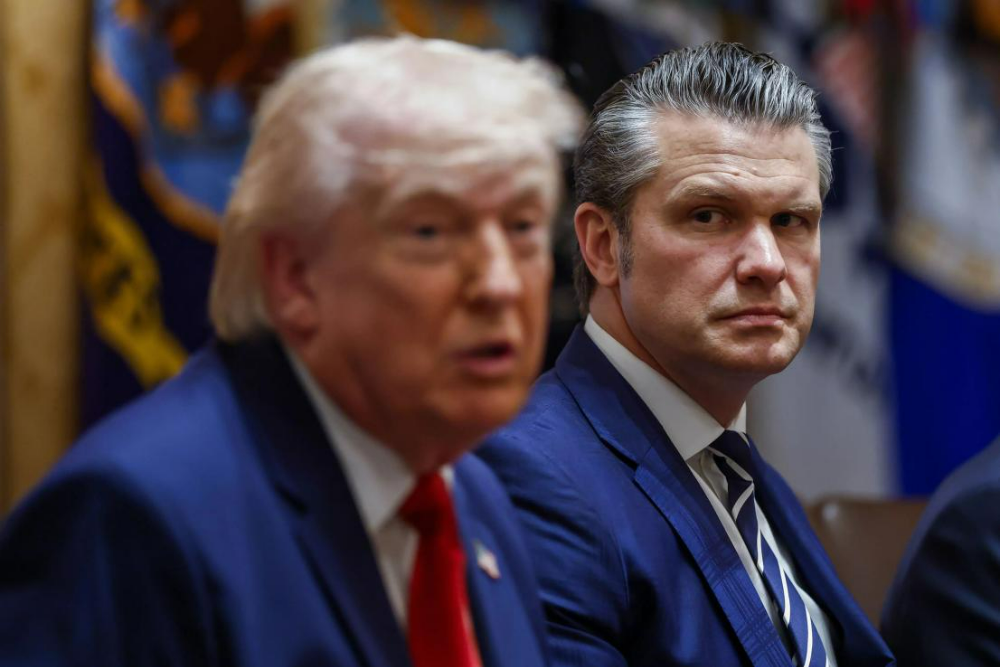 2026年3月26日,特朗普与赫格塞思在白宫出席内阁会议。(图源:彭博社)