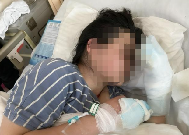 ▲小陈在医院接受治疗