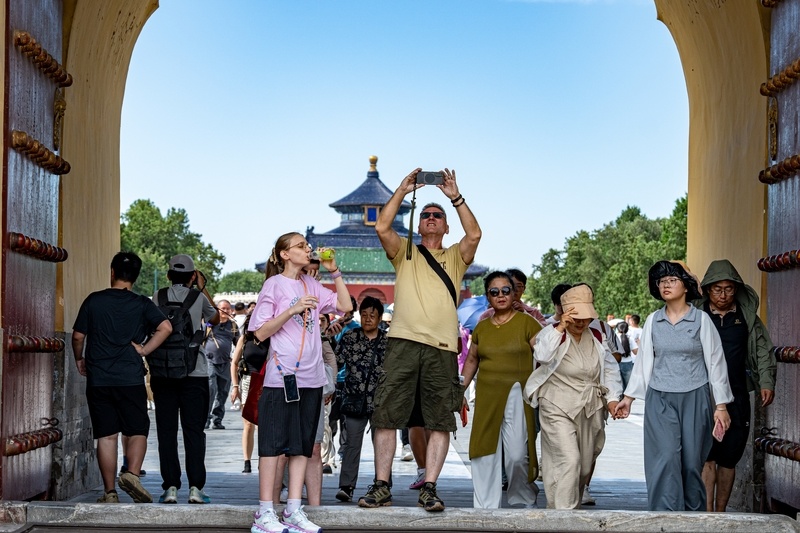 外籍游客拍照打卡北京古建筑。 IC Photo