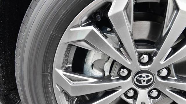 李书福说轿车轻载后刹刹不住，不管轮胎抓地力多好，因为一踩后刹车车身前倾，后轮附着力骤降刹不牢，需要后备箱加百公斤配重才能刹稳-有驾