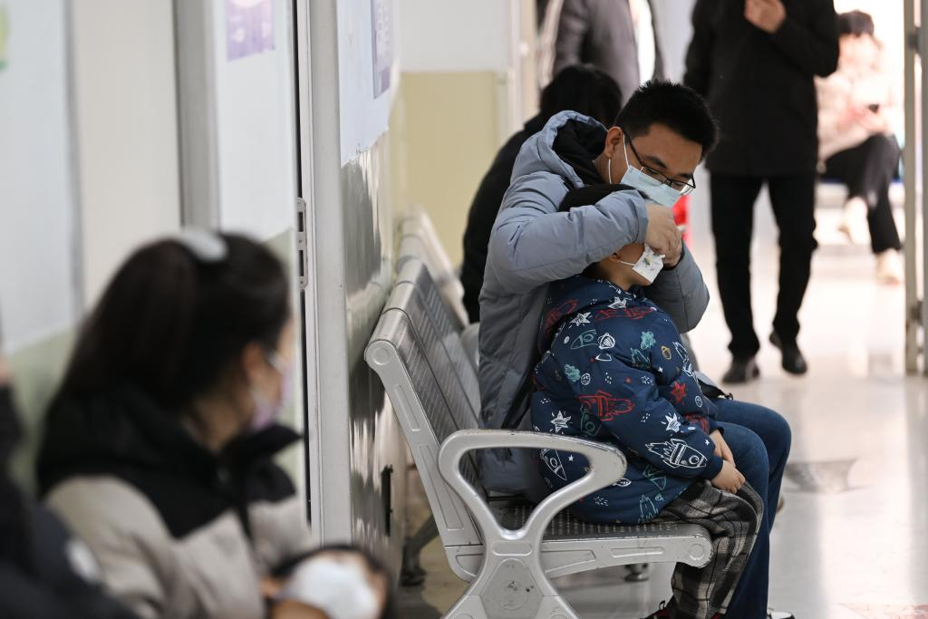 家长带着患儿在天津一家医院儿科诊区候诊。新华社记者李然摄