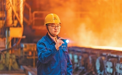 耿明璐正在对生产线进行点检巡视。李 娜摄(人民视觉)