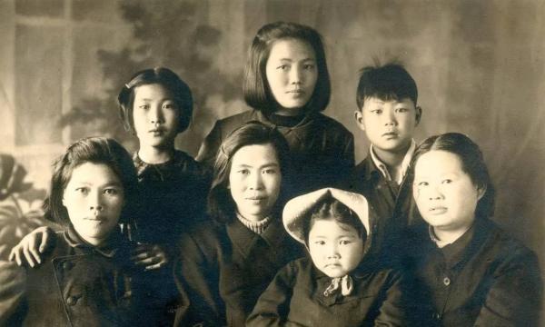 1947年，久经磨难的贺子珍（前左二）回到祖国，李立英（后中）携女儿贺小平（前左三）到哈尔滨看望贺子珍和李敏（后左一），前左四为李六如夫人王美兰。这张照片是本文口述者贺小平与她的姑姑贺子珍的第一张合影
