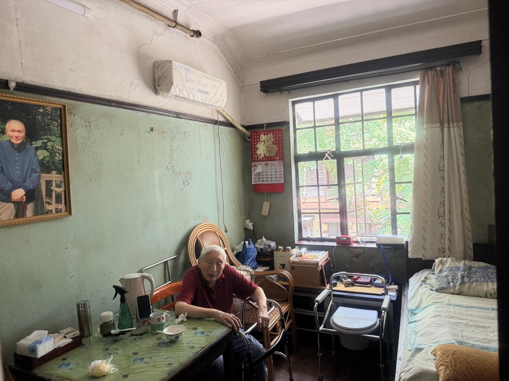 年近90岁的裘老伯在长乐邨住了69年。