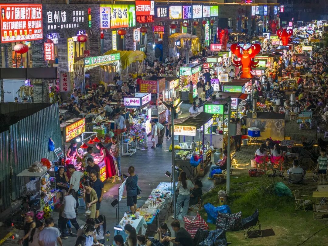 4月11日晚，广西梧州市长洲区红岭街道水云天夜市灯火璀璨、人头攒动。何华文摄