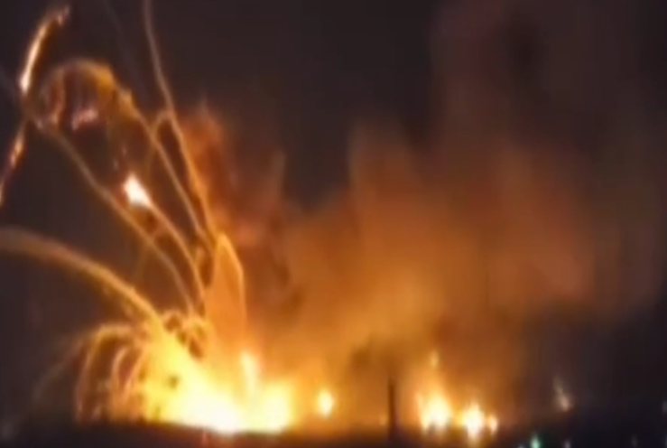 叙利亚北部一处军事设施21日早些时候发生剧烈爆炸。图为外媒报道视频截图。