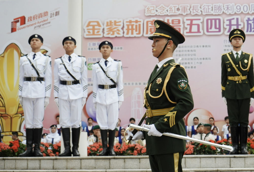 梁国隆(左四)和吴俊涛(左一)在香港金紫荆广场举行的五四升旗礼中(5月4日摄)。新华社发