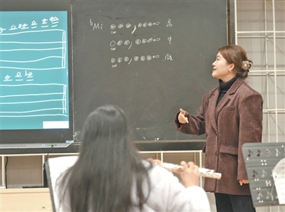 湖南湘江新区（岳麓）文化馆星光夜校开设的长笛课现场。　　本报记者 申智林摄