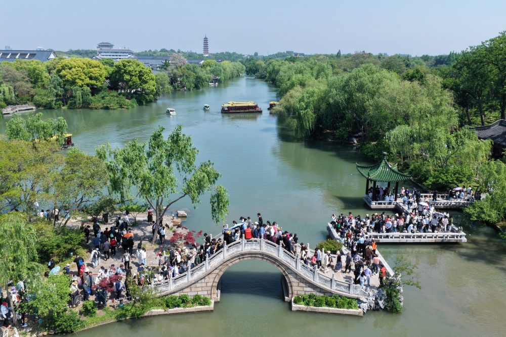 5月1日，游客在江苏扬州瘦西湖风景区游玩（无人机照片）。新华社发（孟德龙摄）