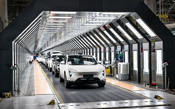 2025年9月18日在位于重庆市渝北区的长安汽车数智工厂总装车间拍摄的即将下线的新能源汽车。新华社记者 王全超 摄