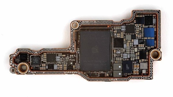iPhone 18 Pro主板高清谍照流出