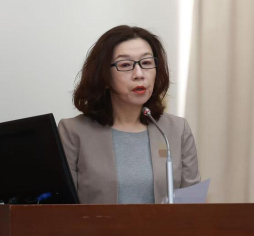 台立法机构“财政委员会”15日针对食品安全进行专案报告，林静仪接受质询。图源：台湾中时新闻网