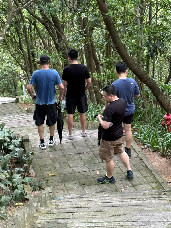 网友偶遇余承东户外爬山:整体着装十分休闲