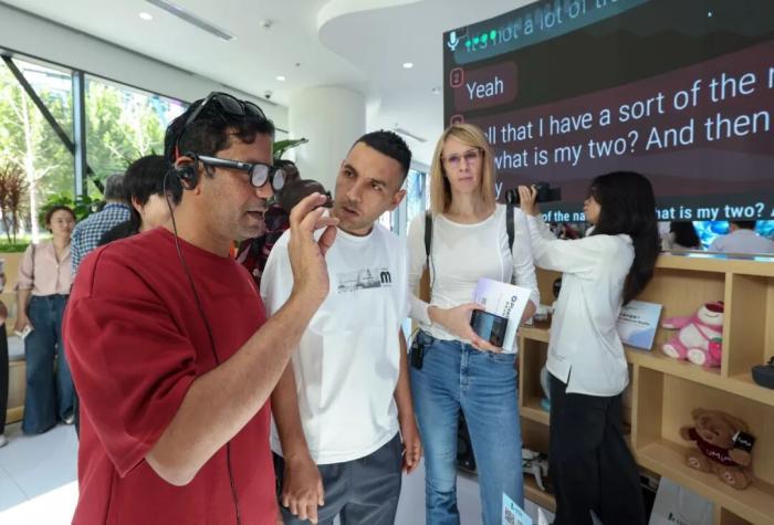 2025年9月29日,在“外国记者走进北京”——经开区专题推介活动上,外国记者佩戴自动翻译眼镜。中新社记者 贾天勇 摄