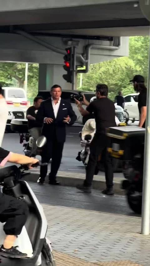 福克斯主持人布雷特拜尔马路拍摄引不满
