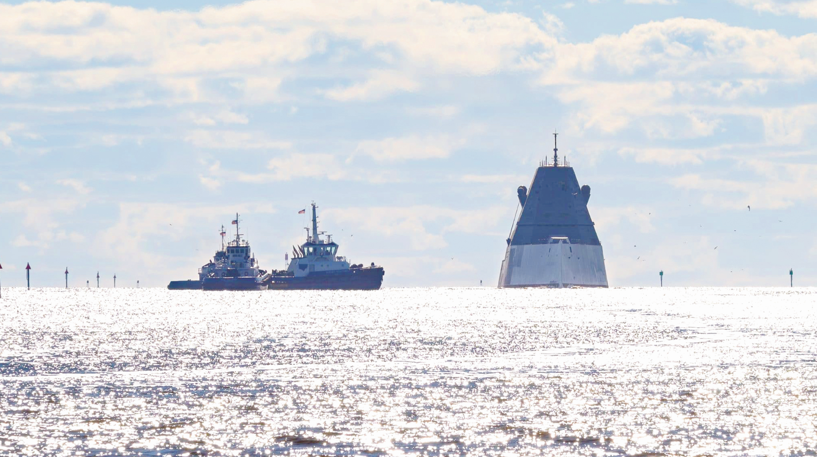 “朱姆沃尔特”号驱逐舰日前海试的画面